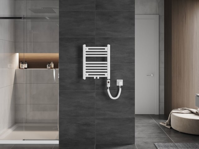 Radiador eléctrico blanco en el baño