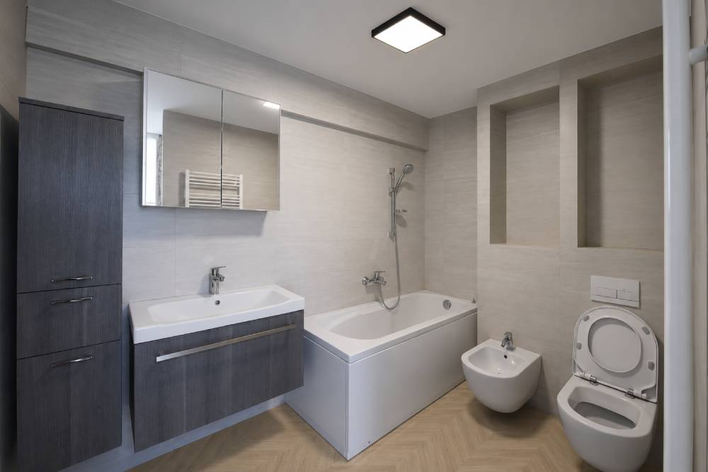 Plafón cuadrado LED en el baño