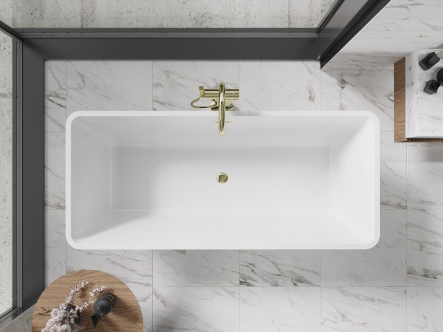 Baldosas blancas en decoración de baño