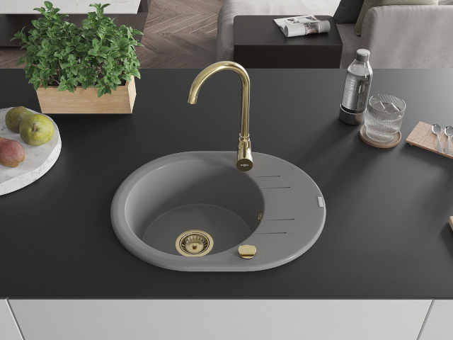 Fregadero con grifo y sifón dorado