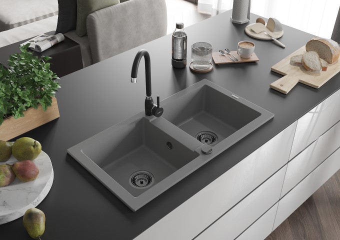 Grifos de cocina sobre encimera negros