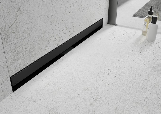 desagüe lineal negro en la pared