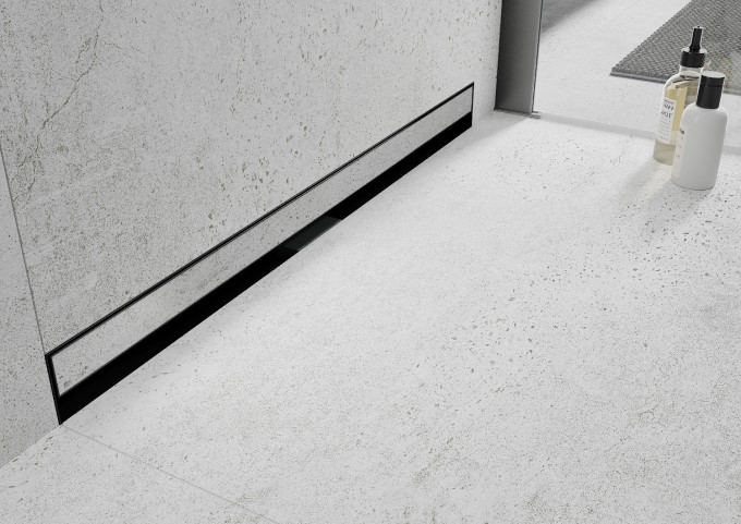 desagüe lineal en la pared negro