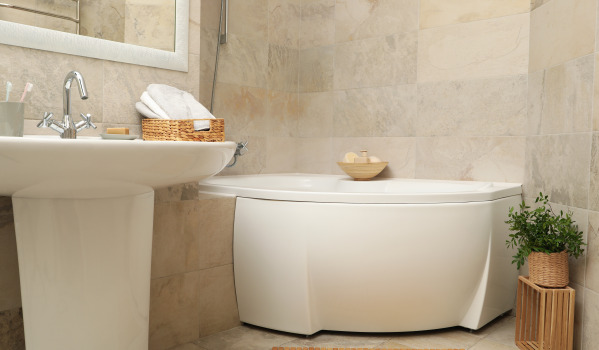 ¿Por qué vale la pena revestir la bañera?