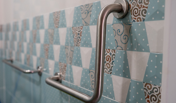 ¿Dónde es mejor instalar barandillas de pared?