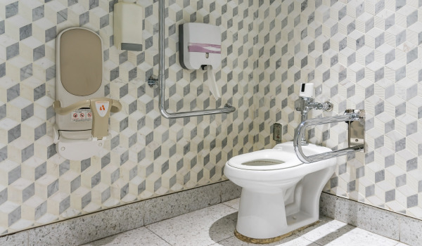 ¿Por qué instalar barandillas de pared en el baño?