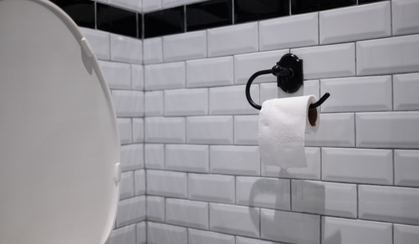 ¿A qué altura colocar el soporte para papel higiénico?