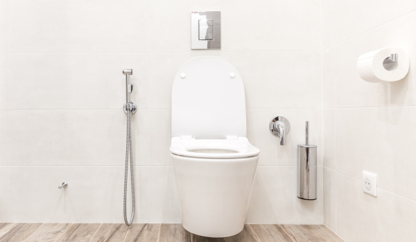 ¿Dónde colocar el recipiente para el cepillo del WC?