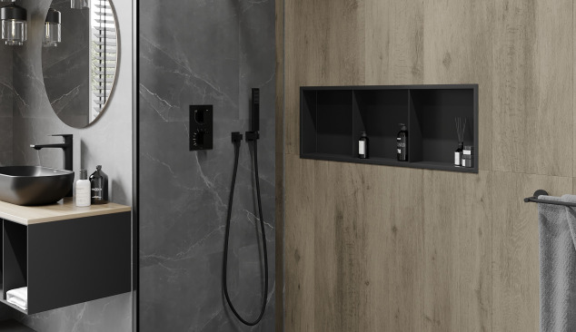 Baño industrial con estante incorporado en la ducha