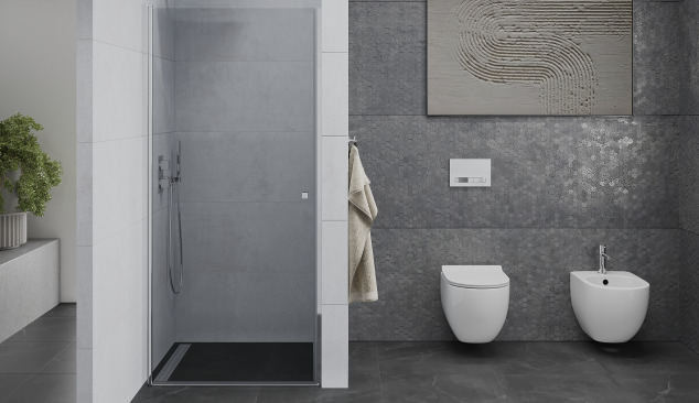 Amplio baño con puertas de ducha