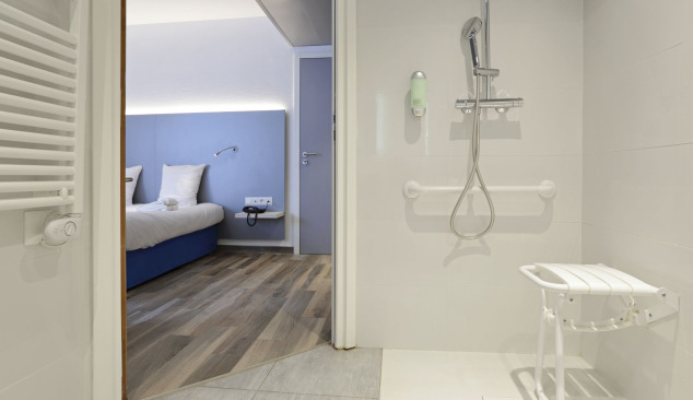 Personas con discapacidad y cabinas de ducha: ¿mejor que una bañera?