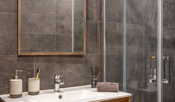 ¿A qué altura colgar las cestas de ducha?