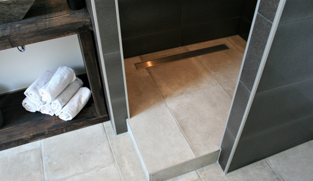 Ventajas y desventajas de la ducha sin plato - es decir, desagüe lineal