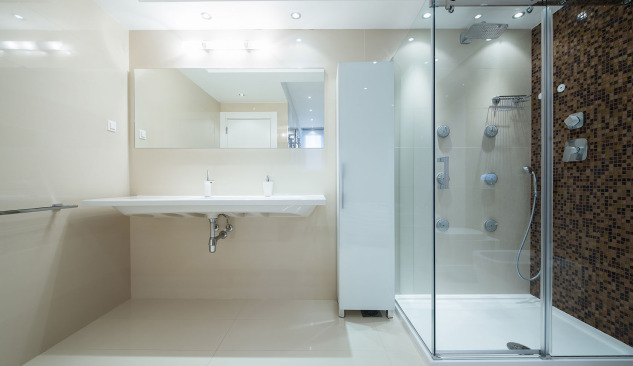 ¿De qué manera se puede instalar un plato de ducha?