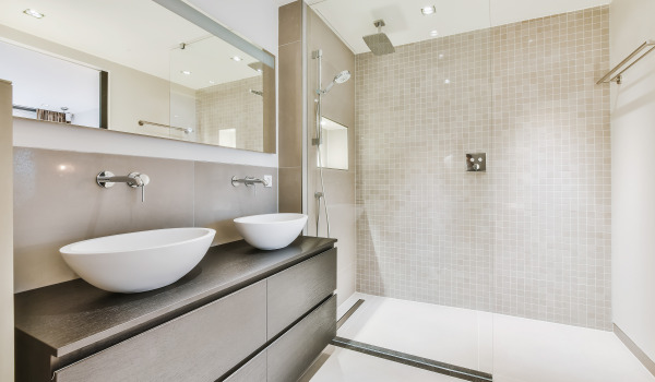 Grifo empotrado o de superficie: un enfoque moderno para el baño