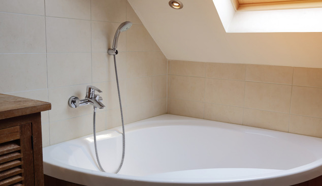 Las bañeras de esquina resuelven el problema de falta de espacio