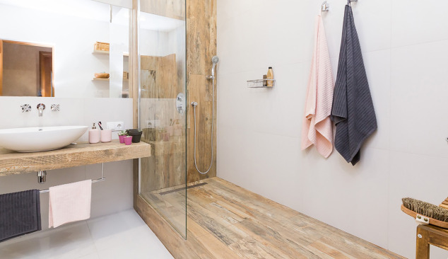 Baño moderno con grifo negro