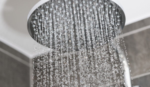 ¿Cómo elegir e instalar un sistema de ducha exterior con cabezal de lluvia?