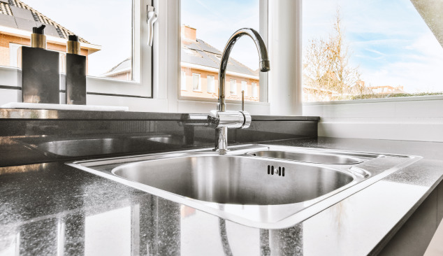 ¿Se puede colocar un fregadero debajo de la ventana?