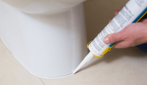 ¿Cuánto tiempo tarda en secarse el silicón sanitario en el baño?