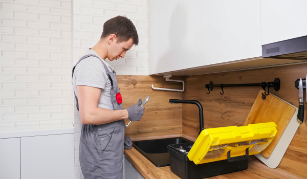 Instalación de fregadero de granito