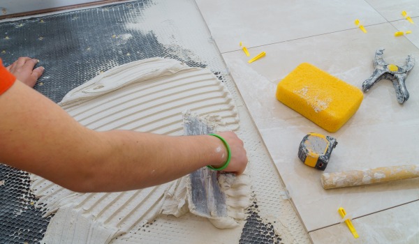 ¿Qué adhesivo para azulejos elegir?