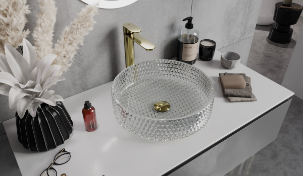 Elegante baño glamour: cristal y detalles dorados