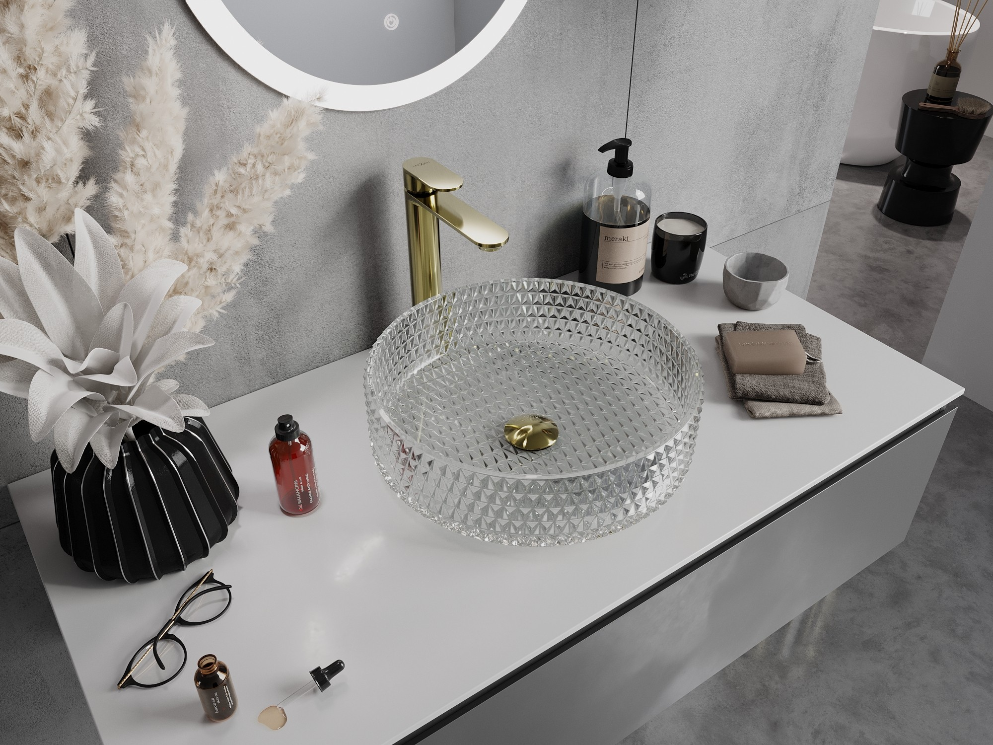 Elegante baño glamour: cristal y detalles dorados