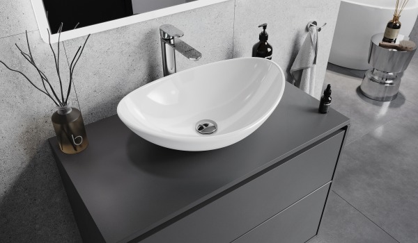 Moderno baño gris con lavabo blanco de vidrio