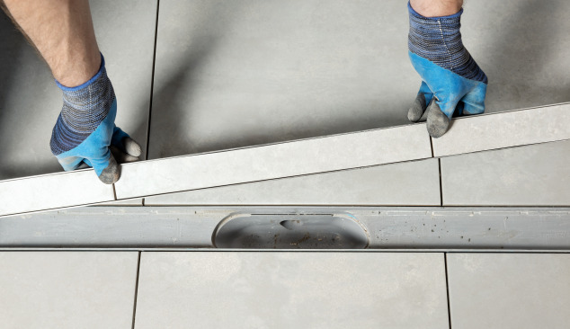 ¿Cómo colocar un azulejo en un desagüe lineal?