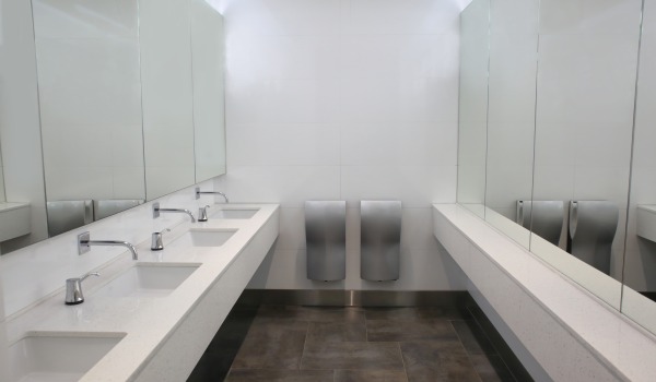 Baño de oficina: ¿qué equipamiento debe tener?
