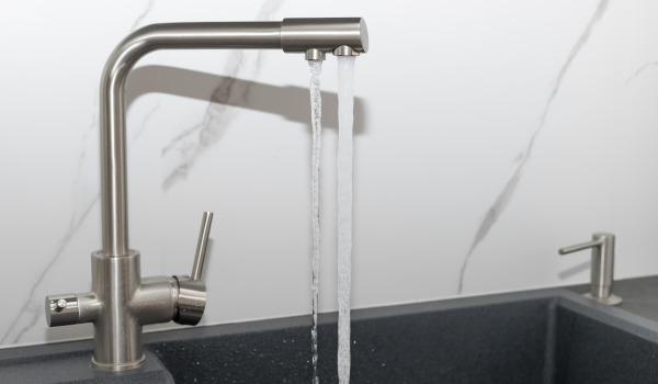 ¿Cómo ajustar el dispensador al fregadero?