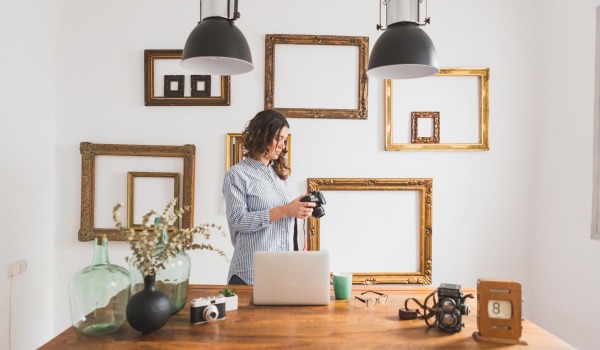 Paredes de moda en la sala de estar: ideas para acabados y decoración