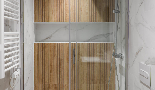 Sistema de ducha empotrado en un baño pequeño