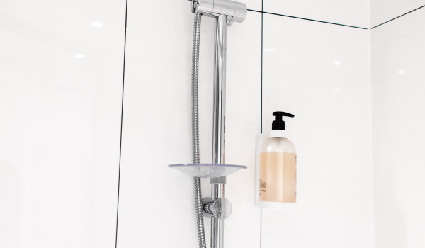 Elegantes columnas de ducha en el baño