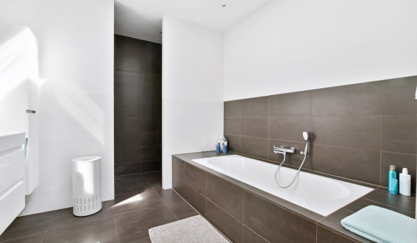 Bañera rectangular en un baño pequeño