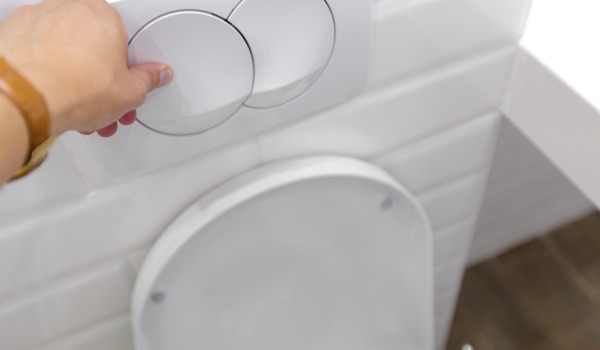 Sale agua de la cisterna empotrada: es hora de repararla