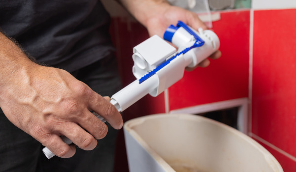 ¿Cómo desincrustar la cisterna?