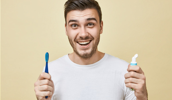¿Con qué frecuencia se deben cepillar los dientes?