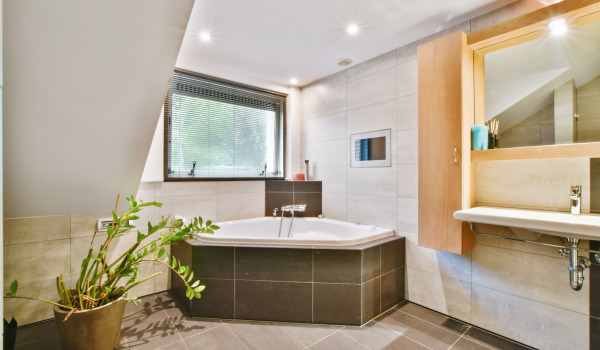 Baño con estilo con bañera esquinera