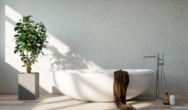 Bañera con mampara en un baño pequeño