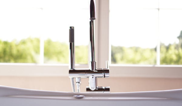 Baños modernos con grifos de bañera y ducha