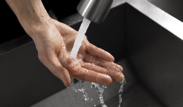 ¿Cómo reparar un grifo que gotea?