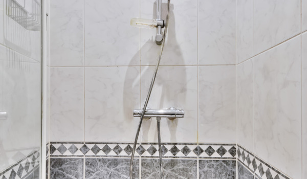 ¿Cómo ajustar un plato de ducha rectangular?