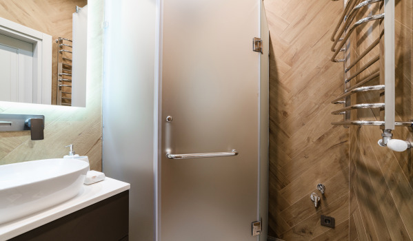 Plato de ducha cuadrado en un baño pequeño