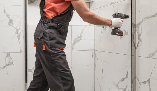 ¿Cómo ajustar las puertas de la cabina de ducha?