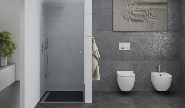 Espacioso baño con puertas de ducha