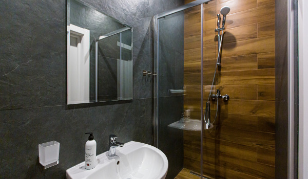 ¿Cómo sellar las puertas de la cabina de ducha?