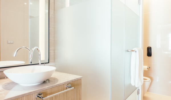 ¿Qué usar en lugar de azulejos en la ducha?