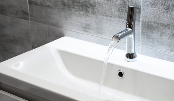 ¿Con qué limpiar los grifos de baño?